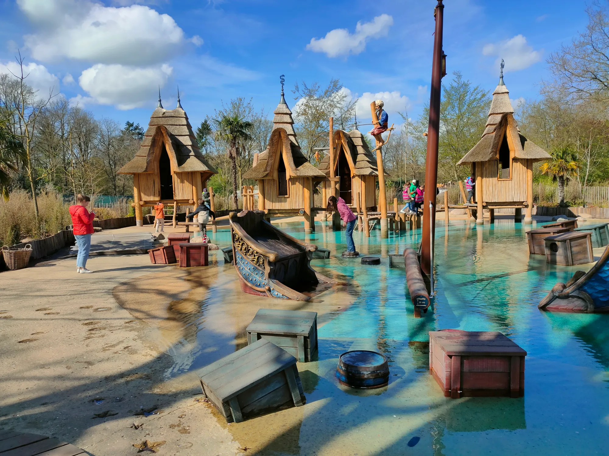 На снимката се виждат къщичките над плитката водна площадка, която е част от атракциона Островът на приключенията”.