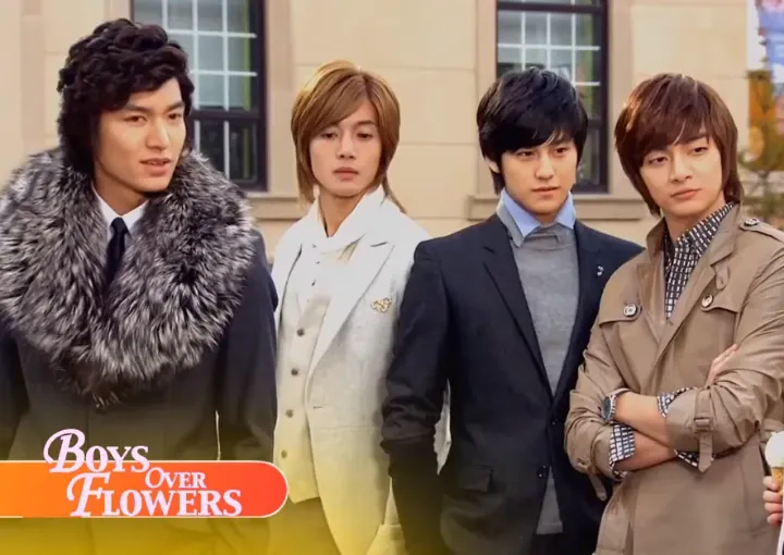 4 момчета в очевидно скъпи дрехи, гледат във фокусна точка извън кадъра. 