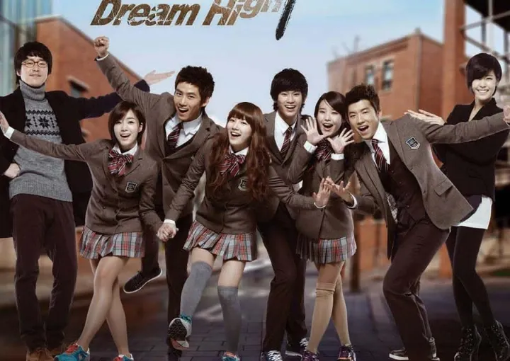 4 момичета и 4 момчета в училищни униформи и в различни пози.