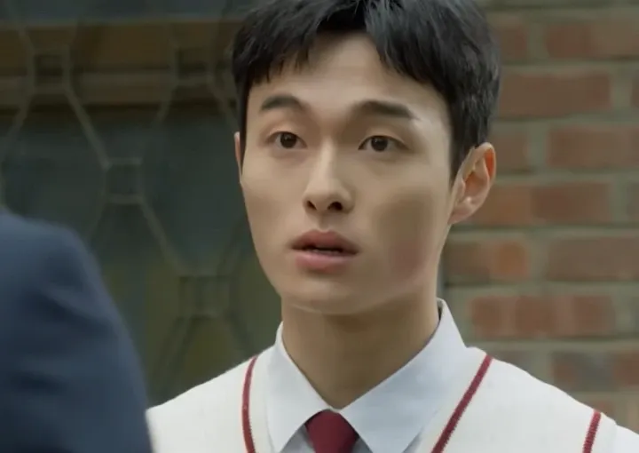 Близък план на момче с червена вратовръзка.