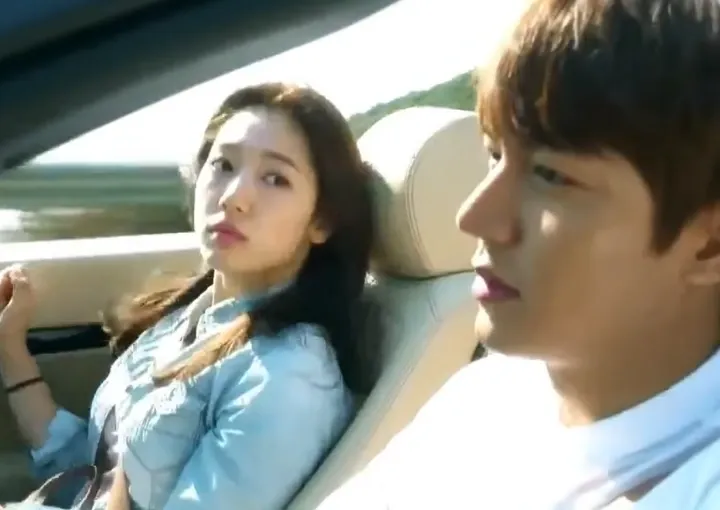 Мъж и жена пътуват в кола. 