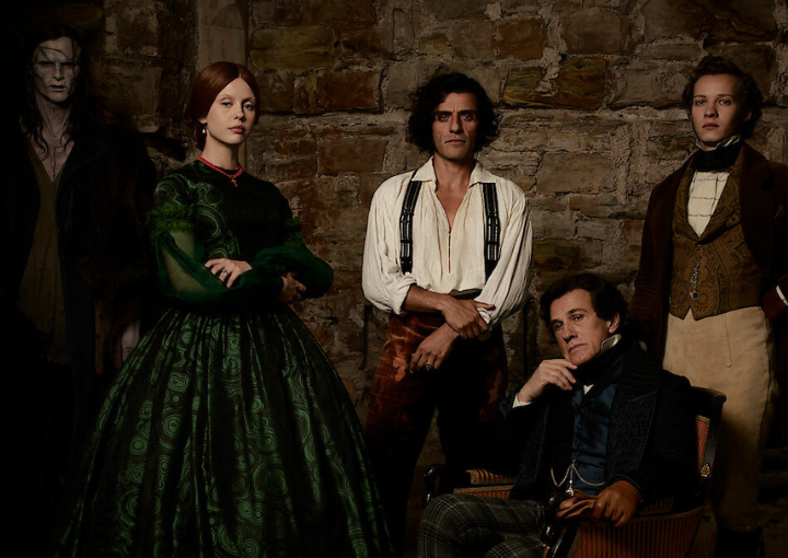 Двама мъже, една жена и Съществото от филма „Франкенщайн” позират изправени. Пред тях на стол е седнал трети мъж. 